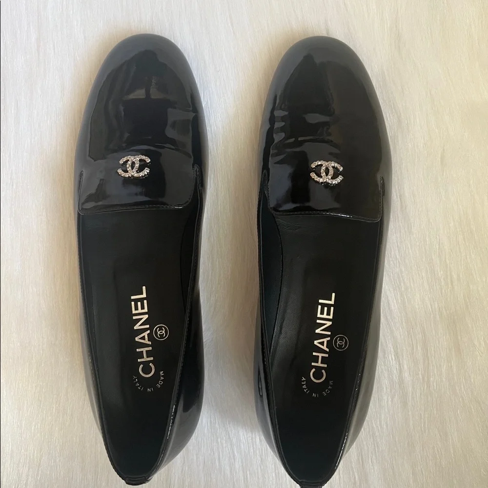 🔥CHANEL Patent Loafers
